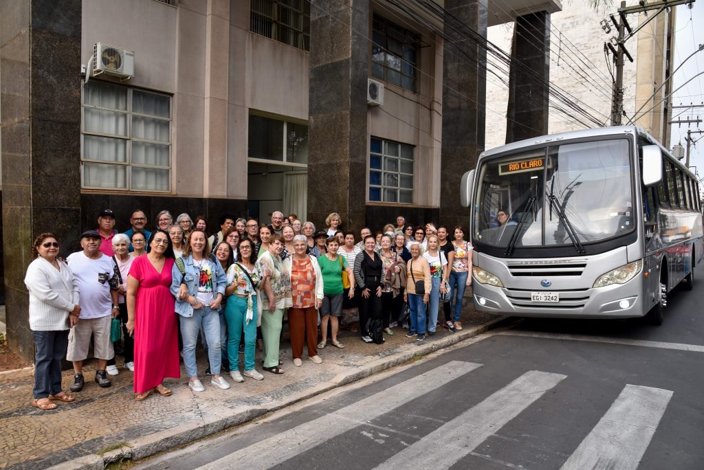 Terceira idade de Rio Claro visita expoflora em Holambra