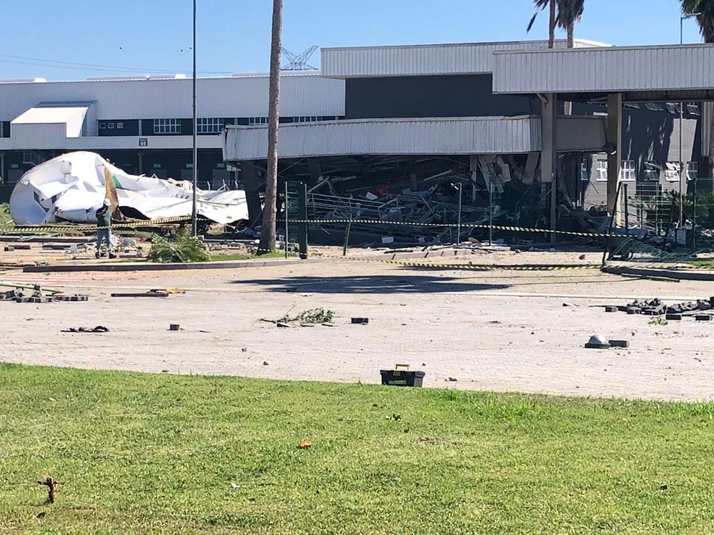 Estrutura metálica de caixa d’água desaba e deixa 2 feridos em Campos
