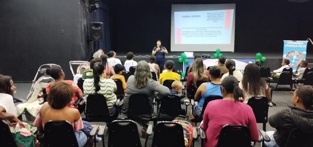 Reunião alusiva ao mês da Primeira Infância com as famílias do Programa Criança Feliz