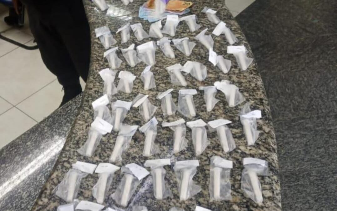 Megaoperação policial em Rio das Ostras desmantela esquema de tráfico: Adolescentes apreendidos e suspeito preso no bairro Claudio Ribeiro