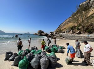 Operação de limpeza em Barra de Guaratiba resulta na remoção de 2,4 toneladas de resíduos