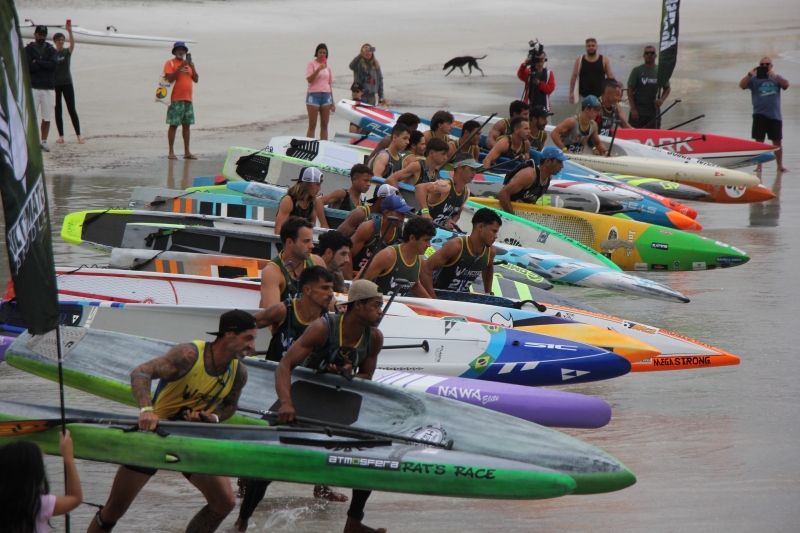 Ultimate Paddle Brasil agita a Praia do Pontal durante o final de semana.