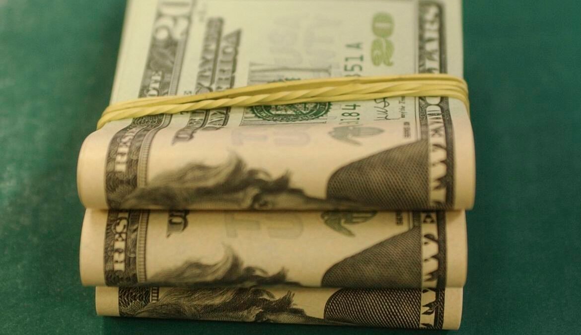 Dólar sobe quase 2% e aproxima-se de R$ 4,90 após corte de juros