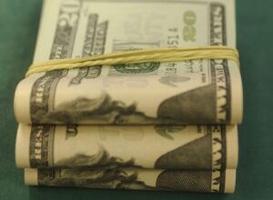 Dólar sobe quase 2% e aproxima-se de R$ 4,90 após corte de juros