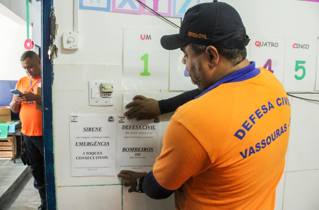 Exercícios simulados de evacuação em escolas e creche de Vassourass