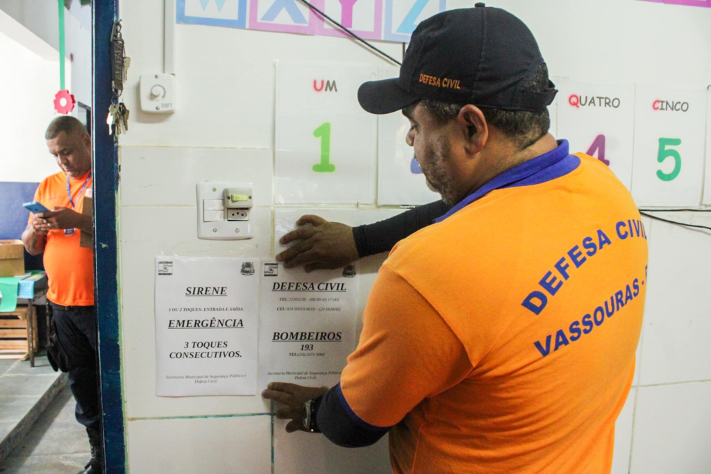 Exercícios simulados de evacuação em escolas e creche de Vassourass