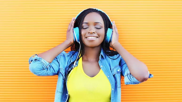 Amplificando Vozes: Os 10 Principais Podcasts que Celebram a Cultura Negra