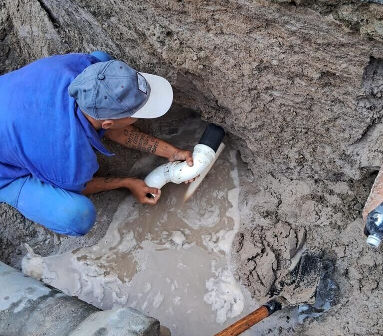 Obras de acessibilidade no centro de Búzios retira mais de 100 mil litros de esgotos/dia irregulares despejados nas redes pluviais