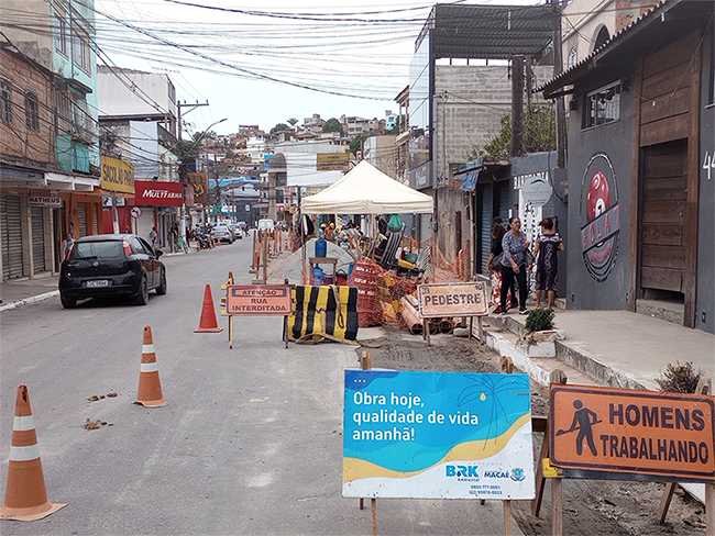 Obras para expansão da coleta e tratamento de esgoto avançam em Macaé