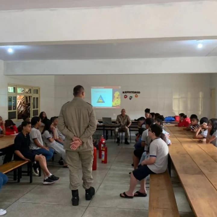 Bombeiros Compartilham Conhecimento e Promovem Segurança na Escola Clirton Rego Cabral em Bom Jardim