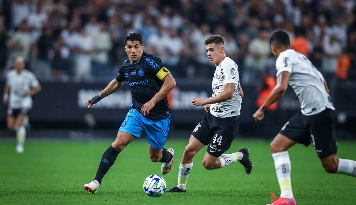 Corinthians e Grêmio empatam em jogo com oito gols