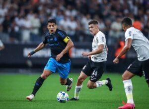 Corinthians e Grêmio empatam em jogo com oito gols