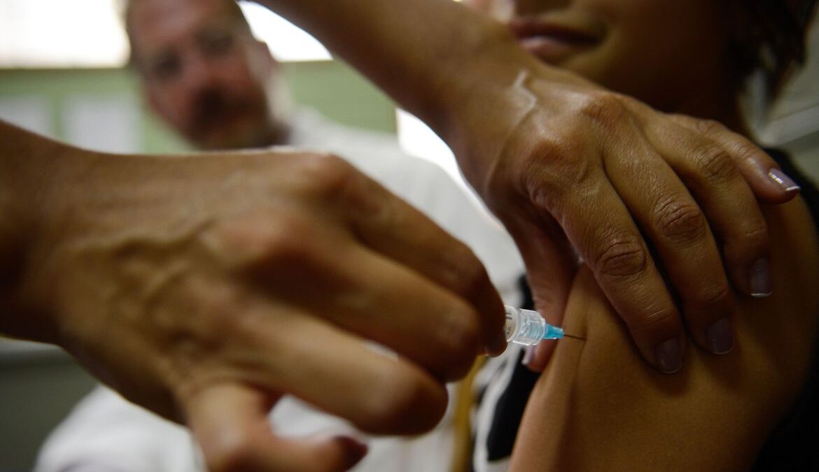 Prevenível por vacina, HPV é a infecção mais associada ao câncer