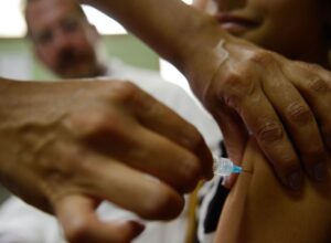 Prevenível por vacina, HPV é a infecção mais associada ao câncer