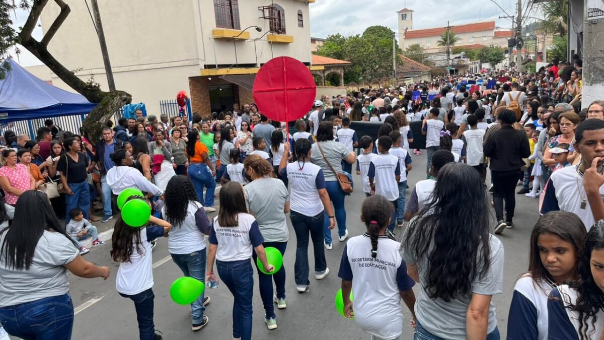 Desfile Cívico em Pinheiral reúne milhares de pessoas