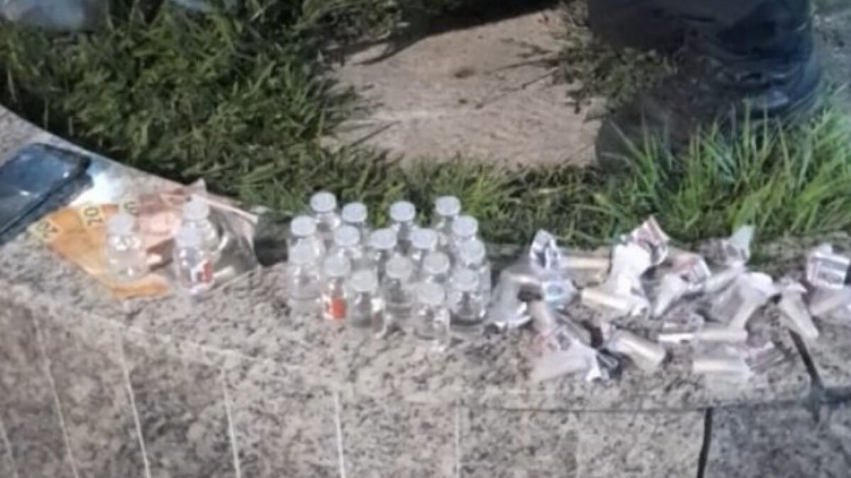 Dois homens são presos por tráfico de drogas em Arraial do Cabo