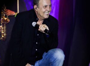 Tecladista de Bruno Mars toca o hit “Evidências”, de José Augusto no festival “The Town
