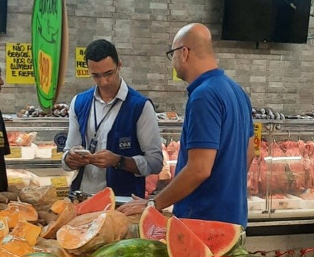 Procon Cabo Frio descarta produtos fora da validade vendidos em supermercado de Tamoios
