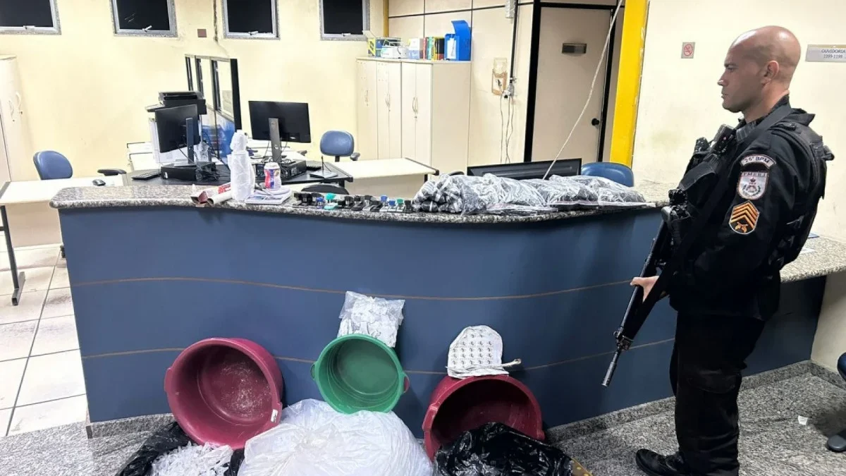 Polícia apreende farto material para tráfico de drogas em Arraial do Cabo