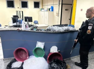 Polícia apreende farto material para tráfico de drogas em Arraial do Cabo