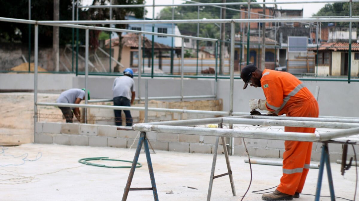 OBRAS DE RECONSTRUÇÃO DA PRAÇA CORDEIRO E PAVIMENTAÇÃO NA VALDOMIRO MELCHÍADES SEGUEM EM RITMO ACELERADO