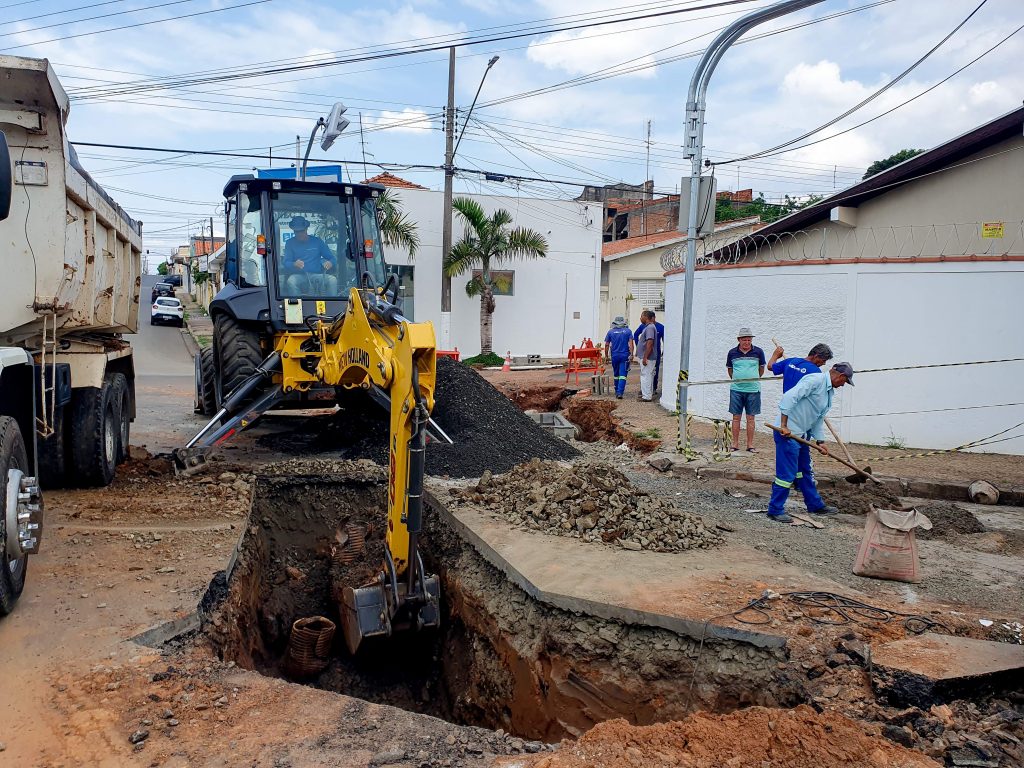 PREFEITURA TROCA TRECHOS DE GALERIAS PARA AMPLIAR VAZÃO DA ÁGUA NA VISCONDE