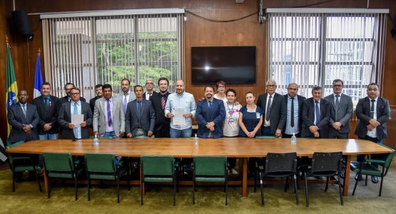 PREFEITO GUSTAVO ASSINA LEI DO PISO SALARIAL PARA ENFERMAGEM