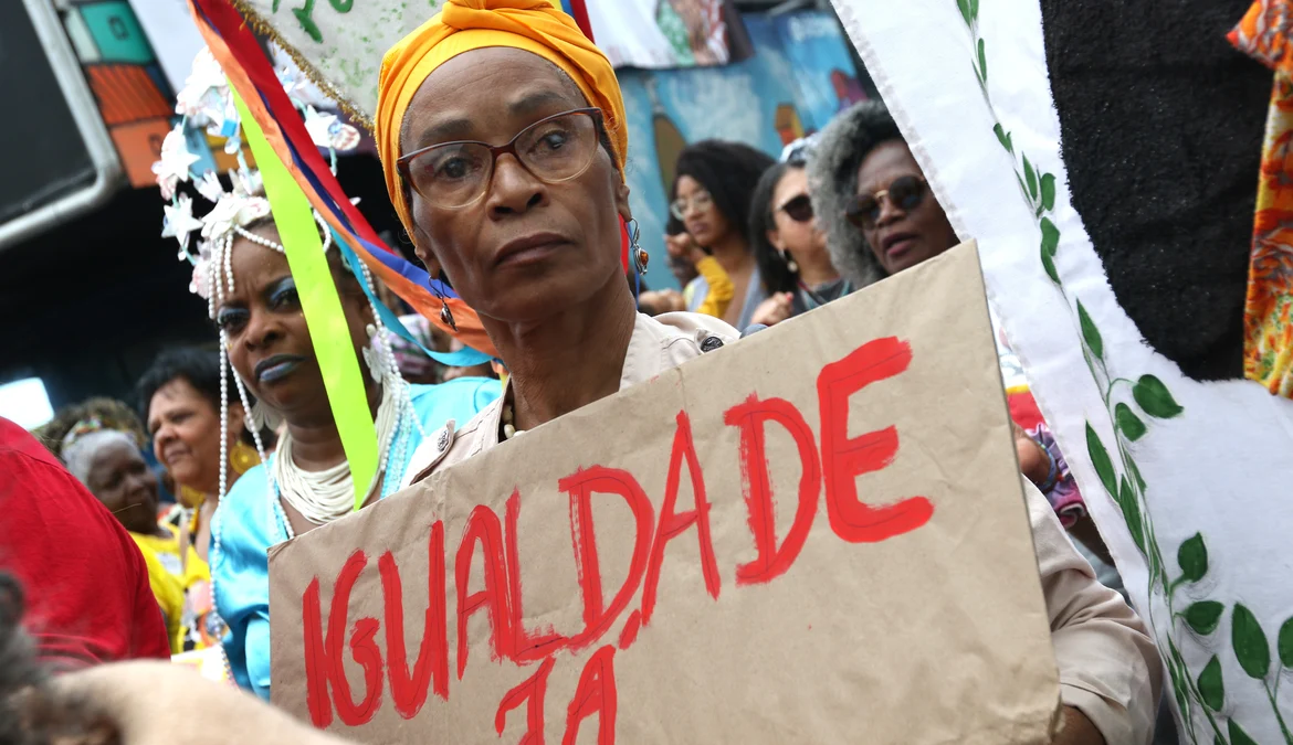 Mulheres concentram 60% de casos de racismo pela internet no Brasil