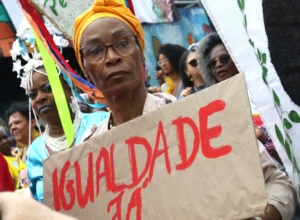 Mulheres concentram 60% de casos de racismo pela internet no Brasil