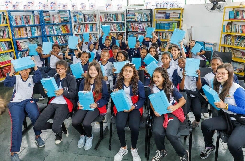 Prefeitura entrega tablets aos alunos do GEO Rose Dalmaso/Cedal, em São Pedro