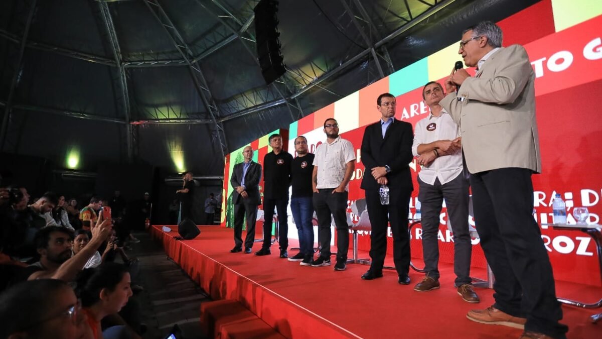 Ministro Alexandre Padilha visita Festa Literária Internacional de Maricá