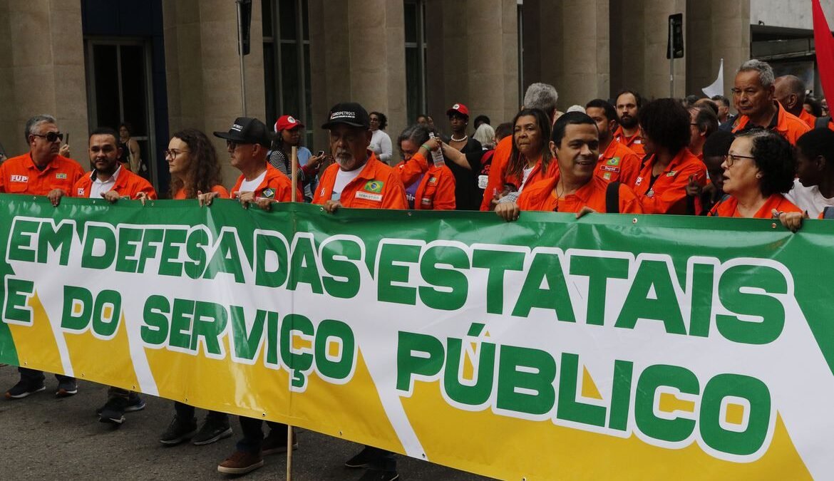 Ato pela Petrobras e pelas estatais reúne diversas categorias no Rio