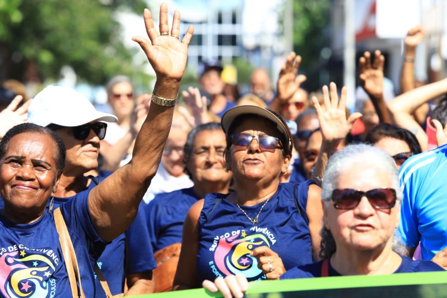 Caminhada celebra mês do idoso em Rio das Ostras