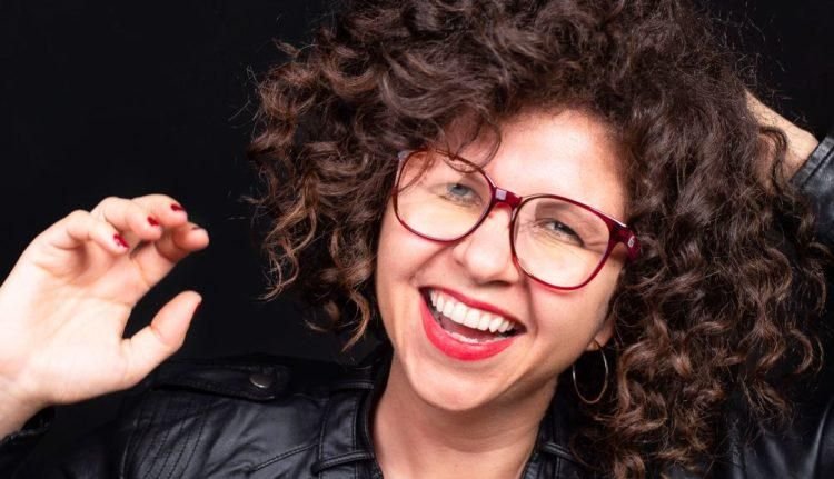 Roberta Campos relê sucesso da banda Kid Abelha