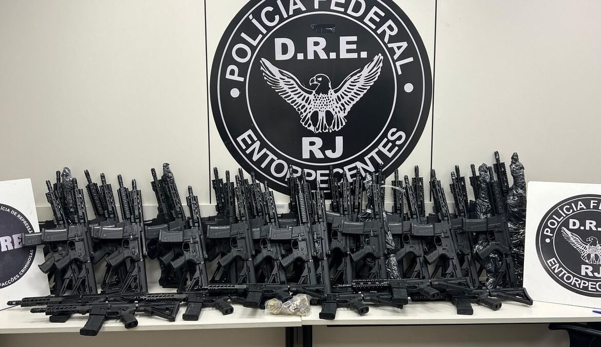 Polícia Federal apreende 47 fuzis em mansão no Rio