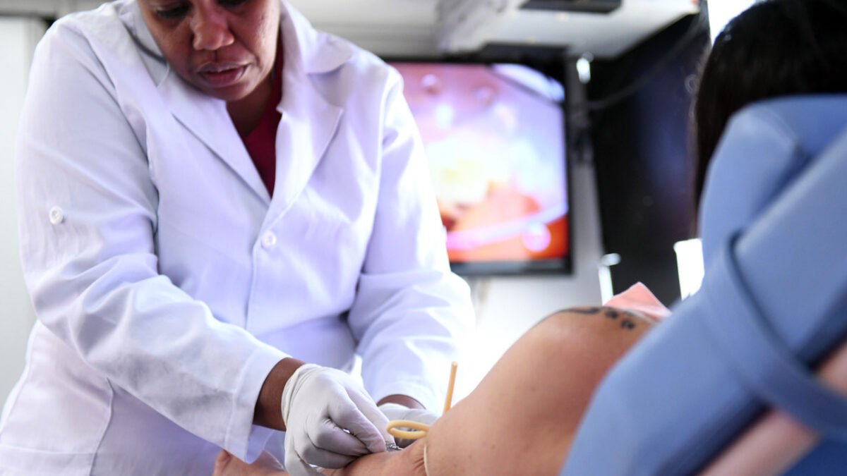 População de Campos atende chamado e comparece para doar sangue na unidade móvel