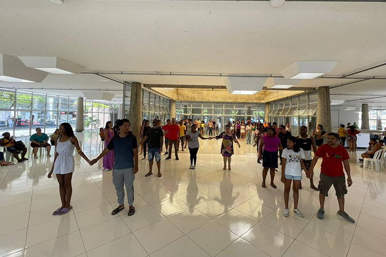 Baile de Debutantes: participantes ensaiam valsa pela primeira vez