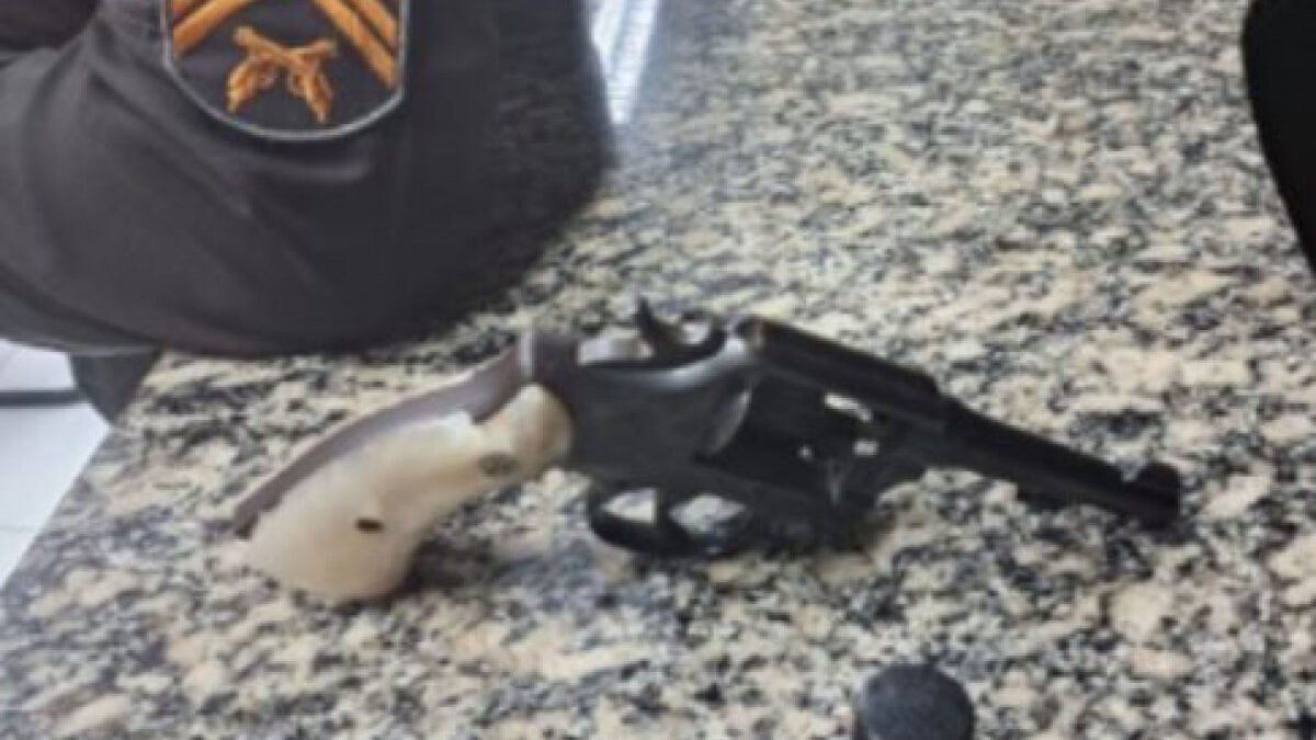 PM prende homem por ameaçar companheira com arma de fogo em Araruama