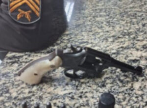 PM prende homem por ameaçar companheira com arma de fogo em Araruama