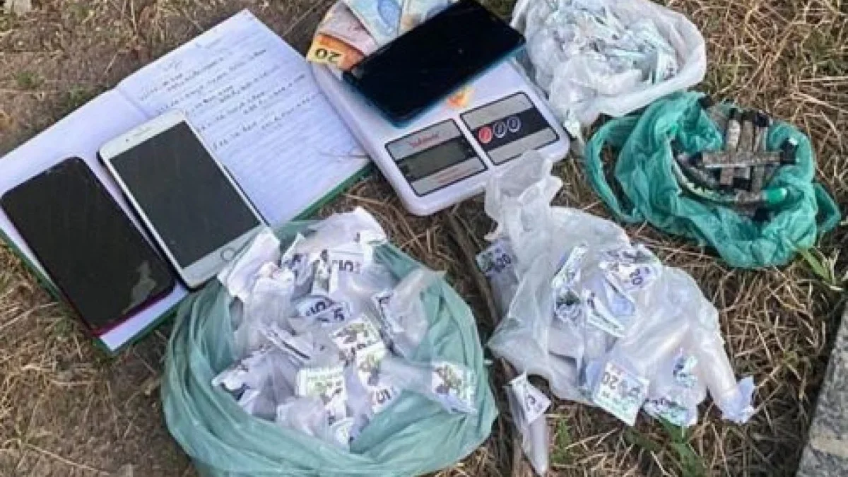 Araruama: Polícia Militar prende dupla com drogas no bairro Clube dos Engenheiros