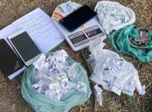 Araruama: Polícia Militar prende dupla com drogas no bairro Clube dos Engenheiros