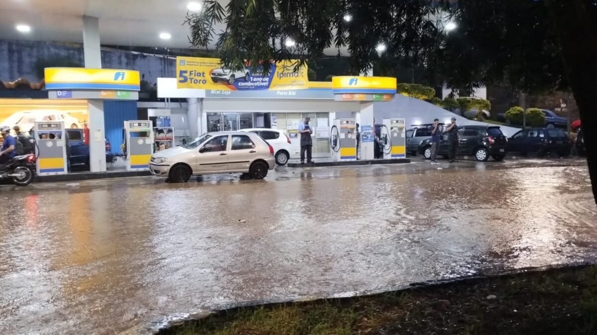 Chuva forte aciona sirenes e provoca desabamentos em Teresópolis