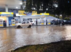 Chuva forte aciona sirenes e provoca desabamentos em Teresópolis
