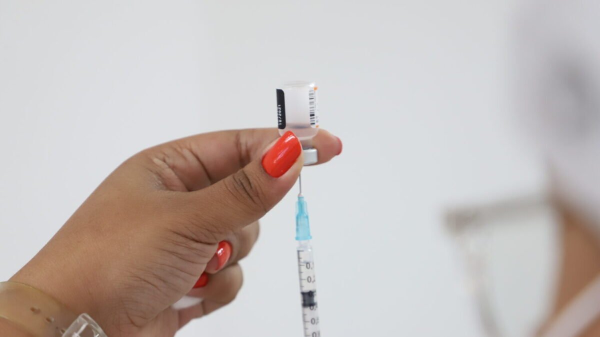 Vacinação contra a Covid-19 continua sendo aplicada em Rio das Ostras