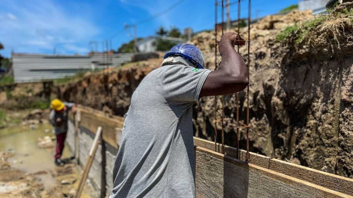 Prefeitura aldeense segue com obra de construção da praça da Colina