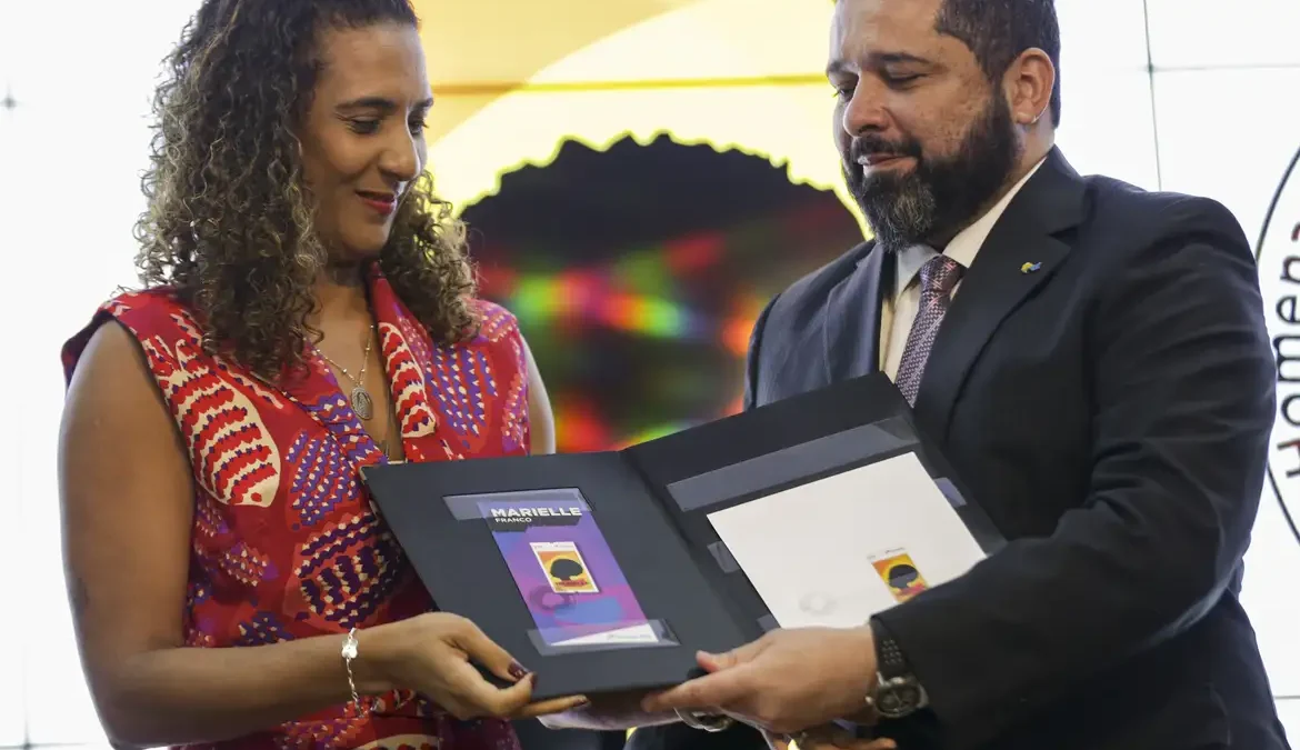 Correios lançam selo postal em homenagem a Marielle Franco