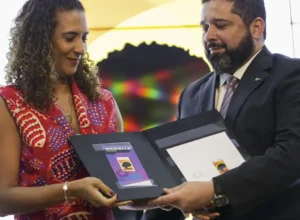 Correios lançam selo postal em homenagem a Marielle Franco