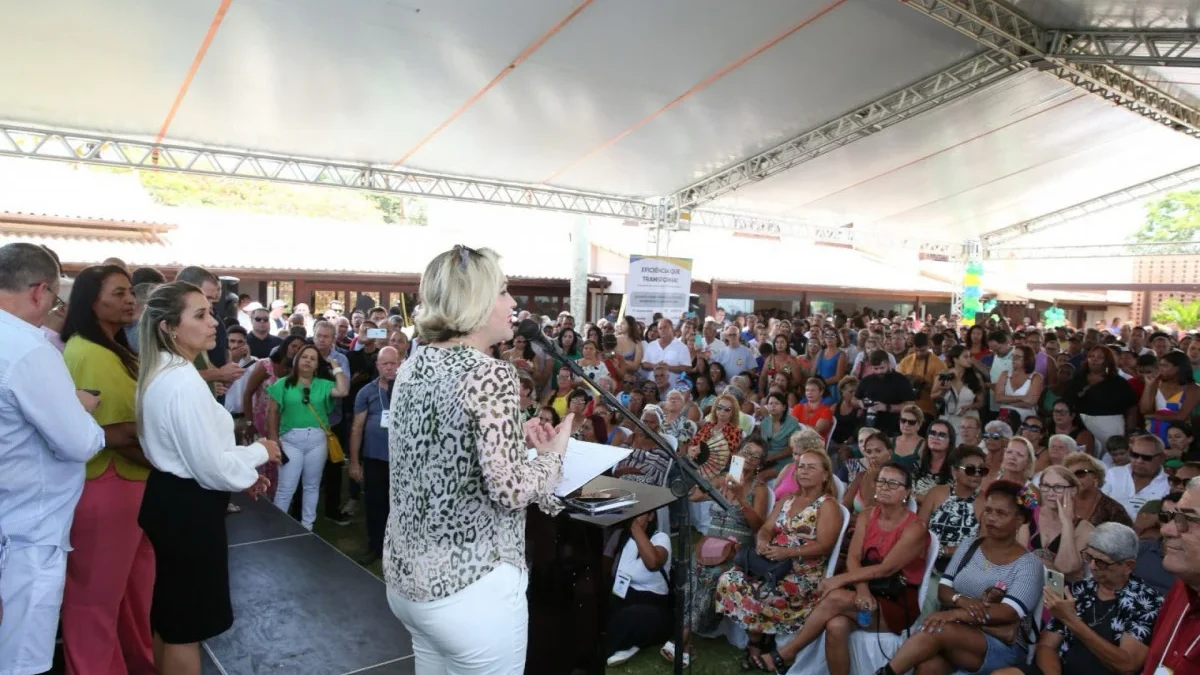 Um dos maiores eventos políticos da Região dos Lagos mostra força do casal Lívia e Chiquinho da Educação em Araruama