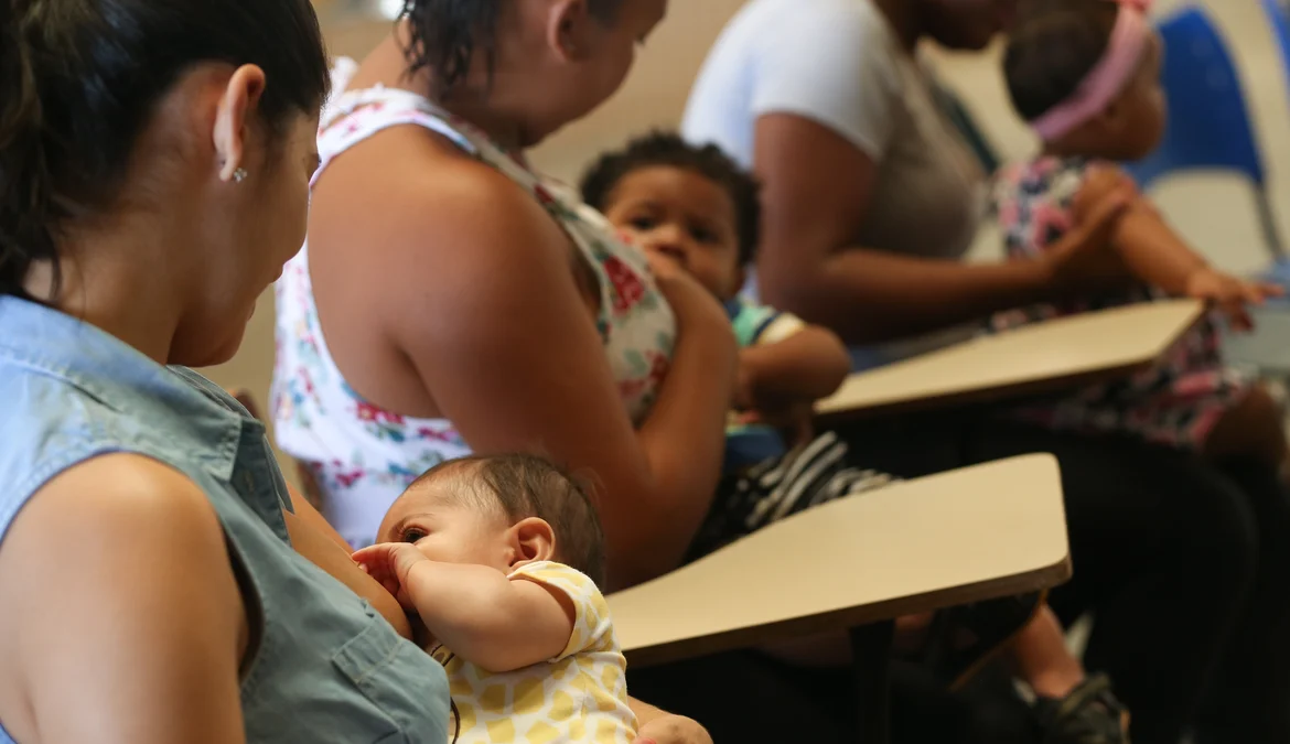 Desigualdades de gênero e raça sobrecarregam mulheres no cuidar