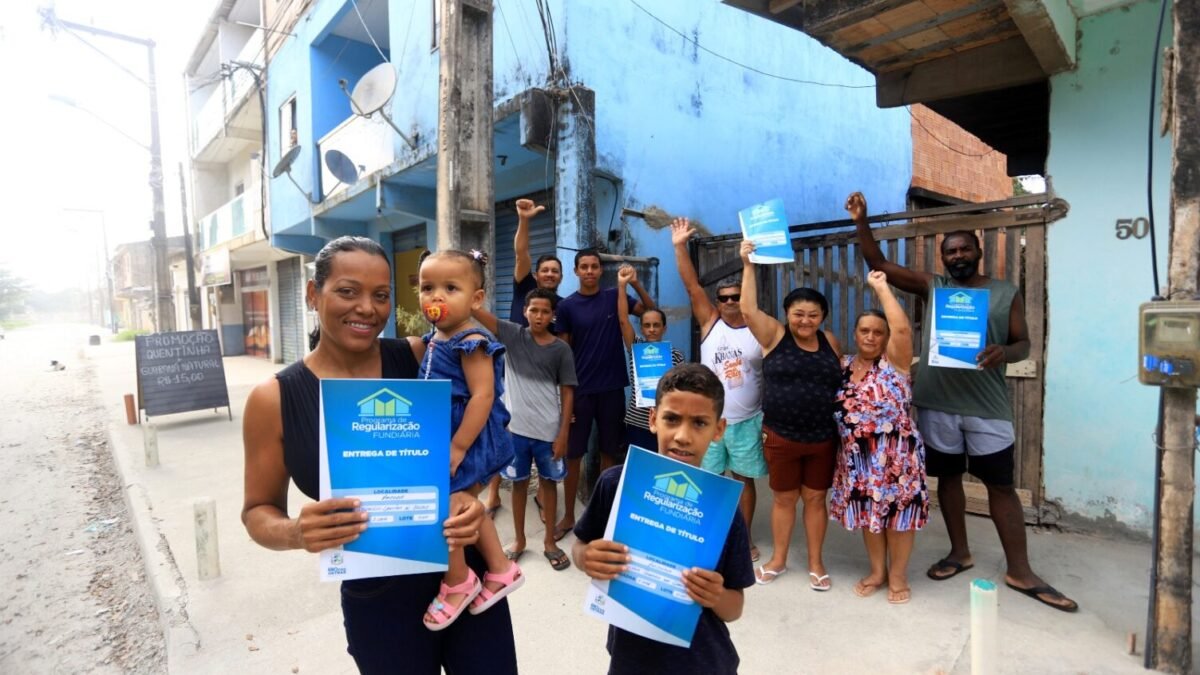 Mais 50 famílias recebem títulos de Regularização Fundiária em Rio das Ostras